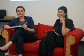 Daniela Gruber (li.) und Sarah George (re.) bei der Diskussion in Jena (Bild: ASF Jena /SHK)