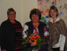v.li. Regine Kanis, eine der Stifterinnen, Sonja Gröbe, die Preisträgerin, und Irene Schlotter, LV-Mitglied der ASF
